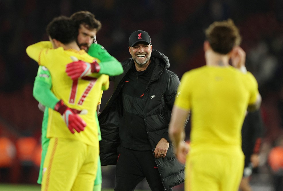 Klopp sorri durante comemoração de vitória do Liverpool sobre o Southampton — Foto: REUTERS/Ian Walton 