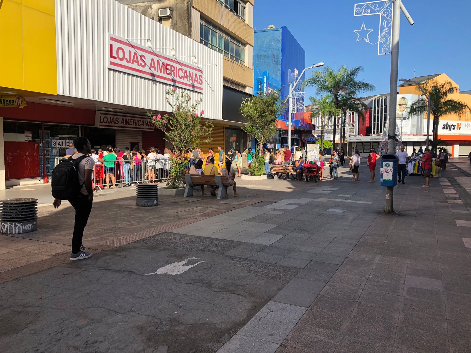 Consumidores madrugam em filas de lojas em busca de descontos da Black Friday em Maceió