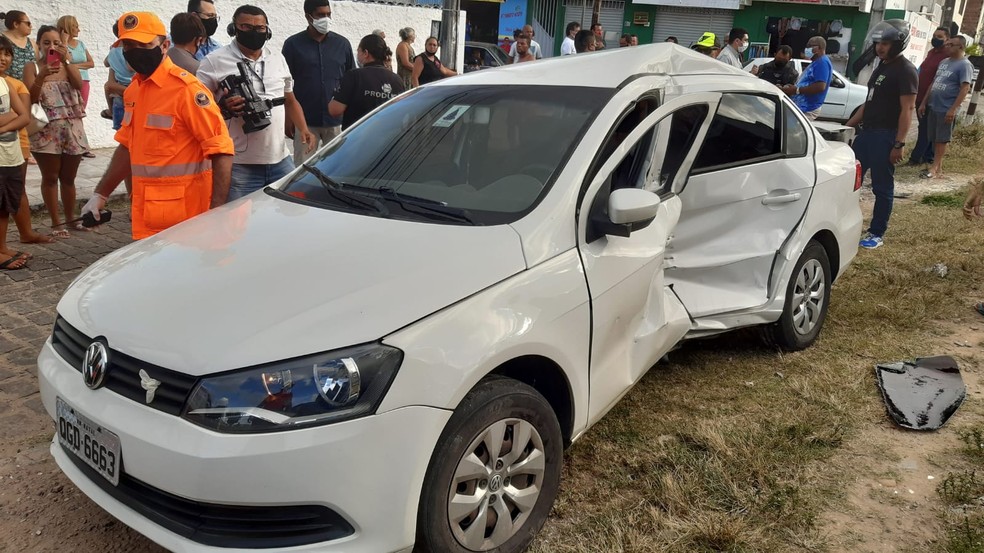 Mulher fica ferida ap&oacute;s carro ser atingido por trem em Natal &mdash; Foto: S&eacute;rgio Henrique Santos/Inter TV Cabugi
