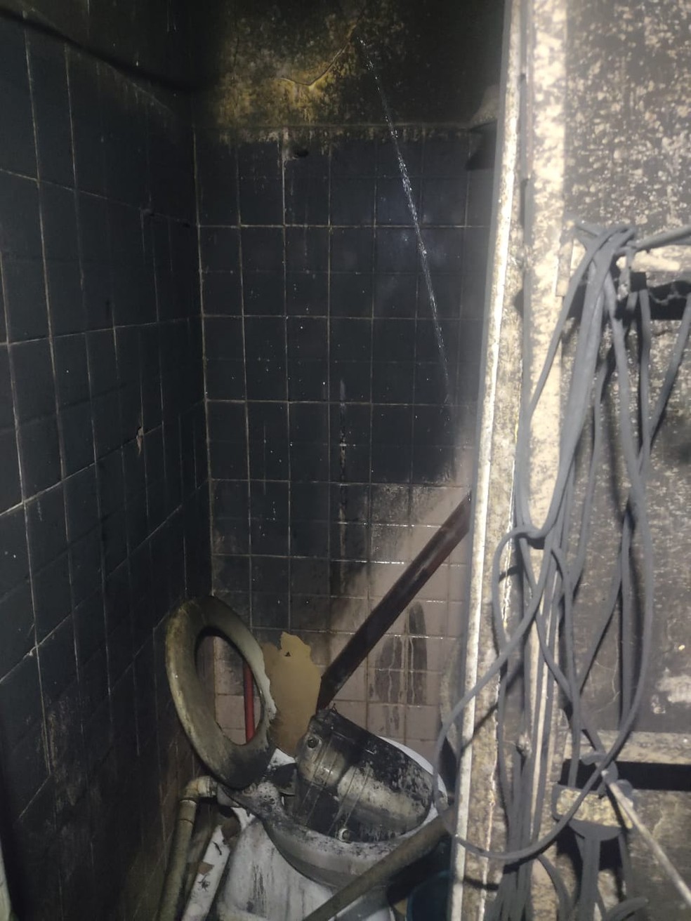 Loja fica destruída após incêndio  — Foto: CBMAL