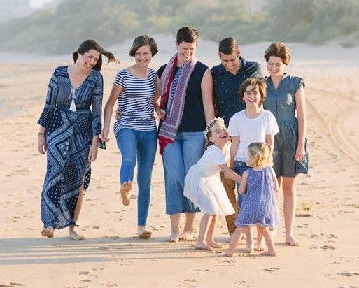 Justin Coulson, a esposa e as seis filhas (Foto: Reprodução Facebook)