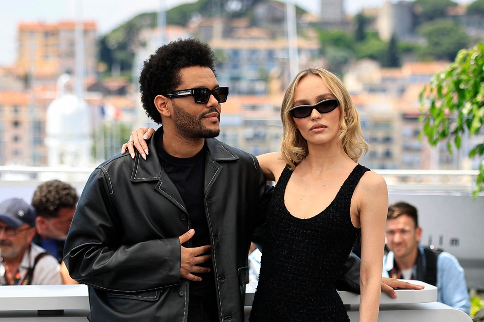 The Weeknd e Lily-Rose Depp posam durante sessão de fotos de "The Idol", na 76ª edição do Festival de Cannes — Foto: VALERY HACHE/AFP