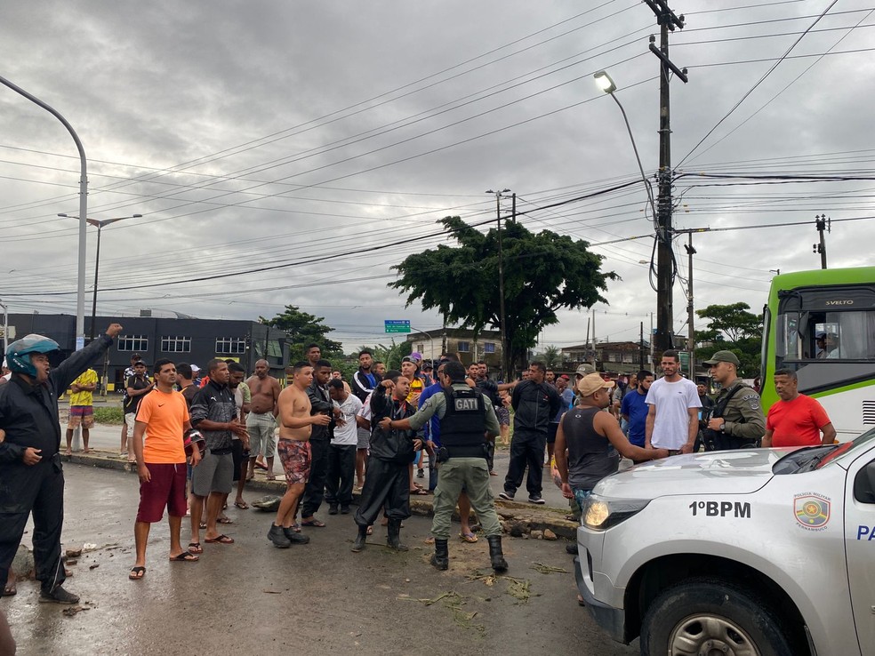 Familiares do motociclista que desapareceu fecharam a avenida pedindo que os bombeiros iniciem a busca no canal — Foto: Mario Carvalho/TV Globo