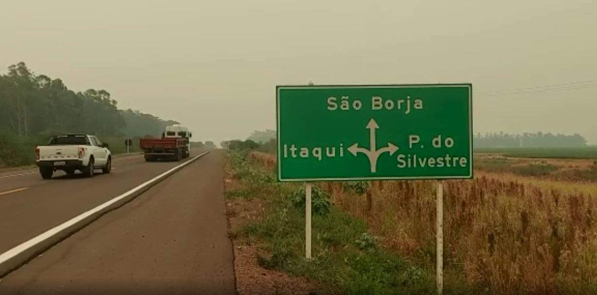 Fumaça de incêndio florestal que atinge cidades argentinas encobre céu em Uruguaiana; VÍDEO