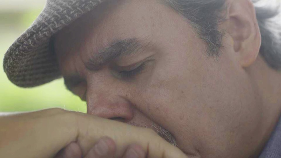 Afonso (Cássio Gabus Mendes) beija a mão de Lola (Gloria Pires) em 'Éramos Seis' — Foto: Globo