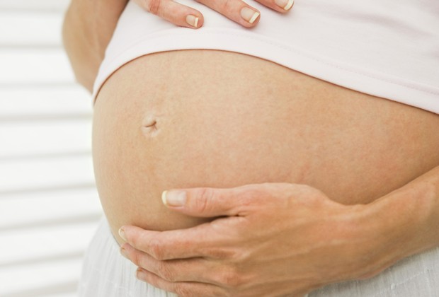 É comum aparecer uma linha escura na barriga da grávida (Foto: Thinkstock)