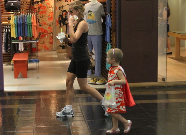 Luiza Valdetaro passeia com a filha, Malu, em shopping carioca (Foto: Daniel Delmiro / AGNews)