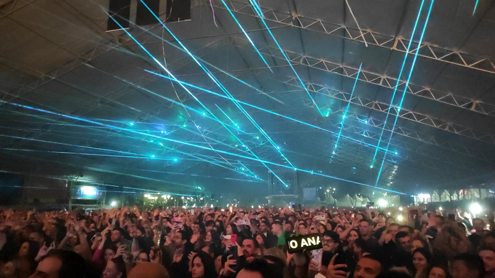 DJ Alok usa laser para fazer 'chá revelação' de amigo durante show no interior de SP; vídeo