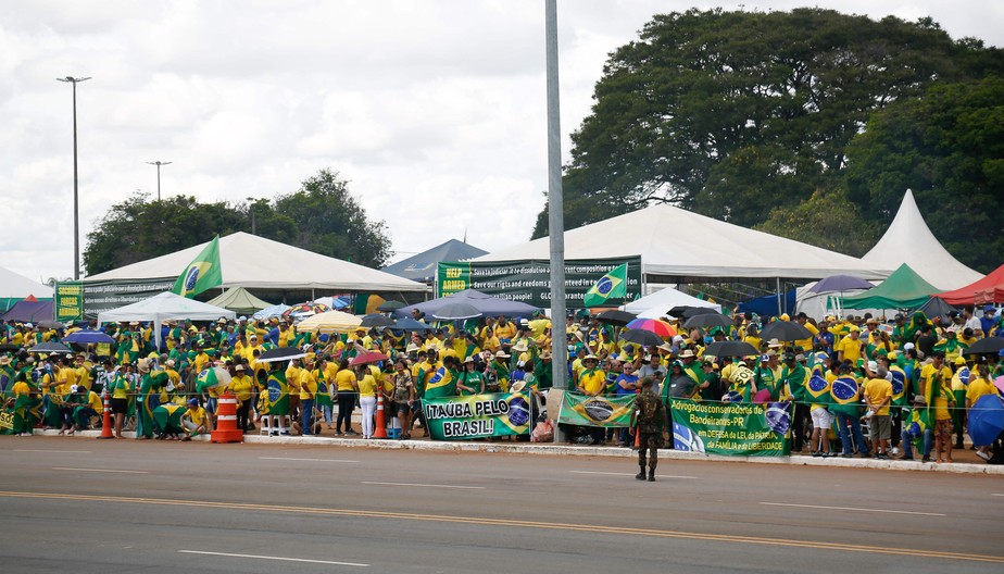 Bolsonaristas concentrados em frente ao Quartel-General do Exército, em Brasília: chuva dispersou parte dos manifestantes