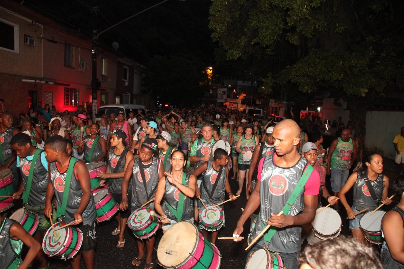 Bandas de Carnaval decidem não sair às ruas de Santos caso músicos sejam separados do público por grades
