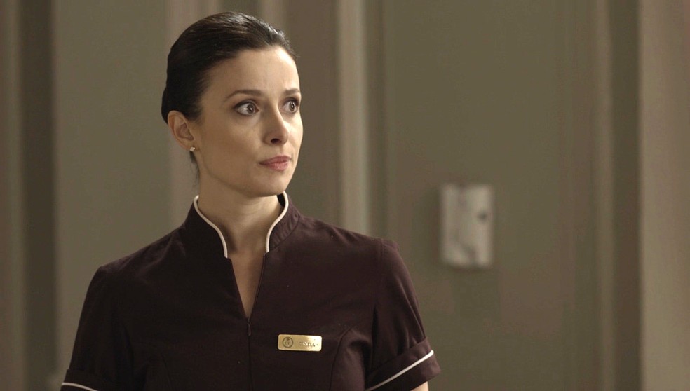 Cíntia vê a notícia pela TV e entra nervosa na suíte de Sandra Helena (Foto: TV Globo)