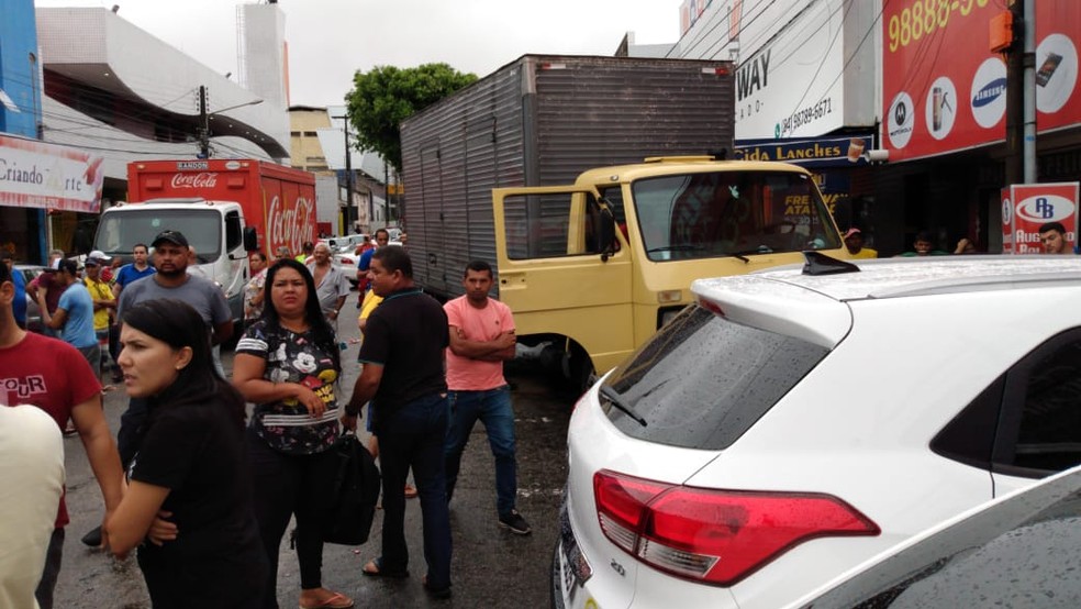 Caminhão bateu em carros estacionados no bairro Alecrim, em Natal. — Foto: Luis Carlos/Inter TV Cabugi 