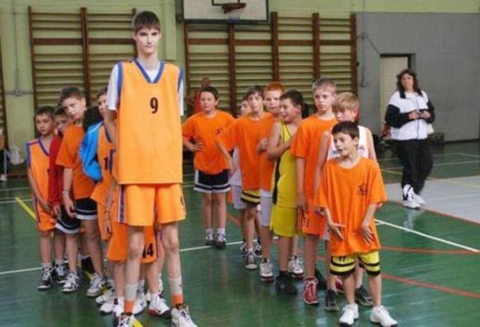 Gigantesco! Jogador de basquete com 2,28 metros é a sensação das quadras -  Mega Curioso