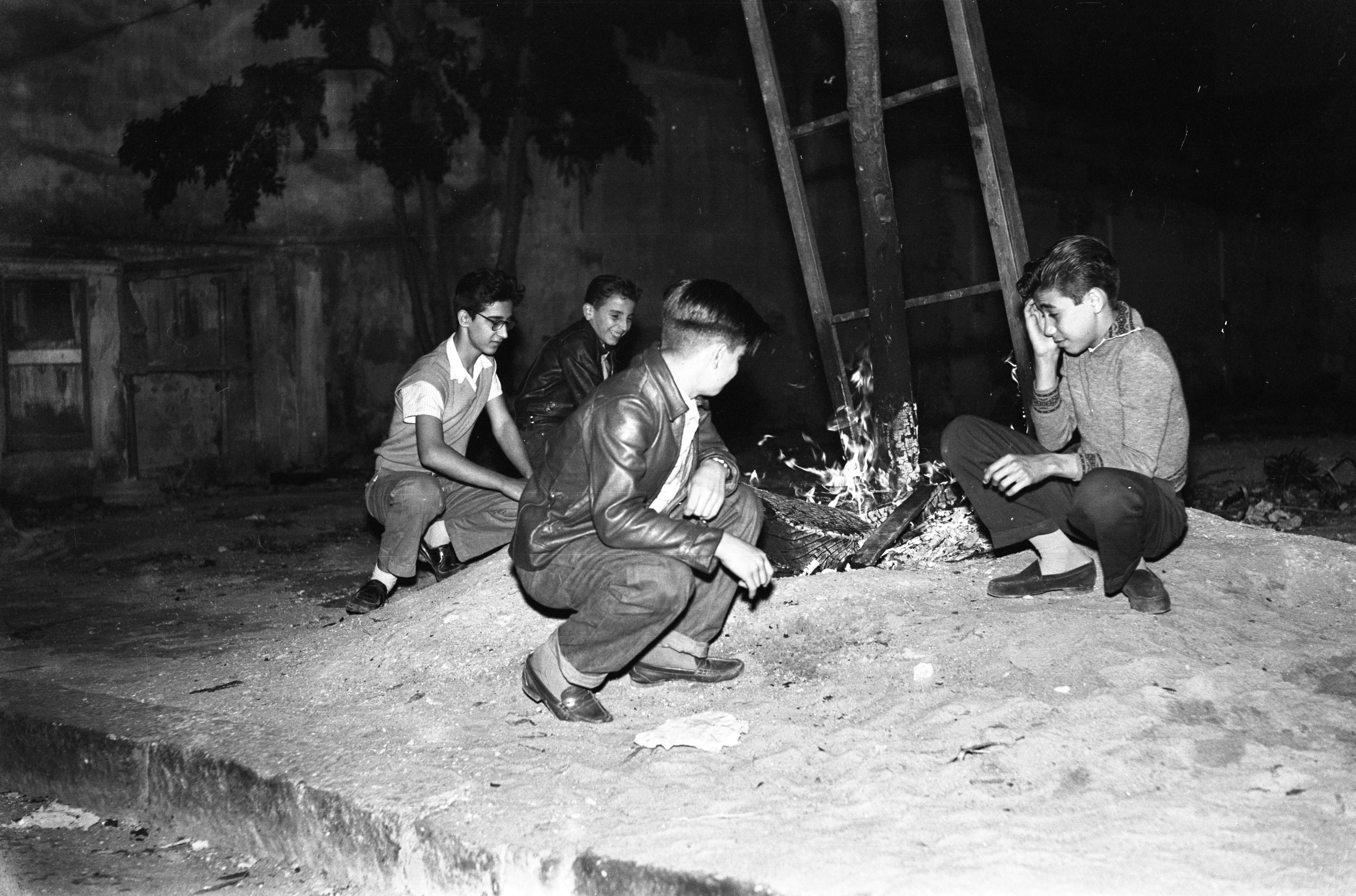 Jovens, seus topetes e uma fogueira na Rua São Salvador, no Flamengo, em julho de 1957