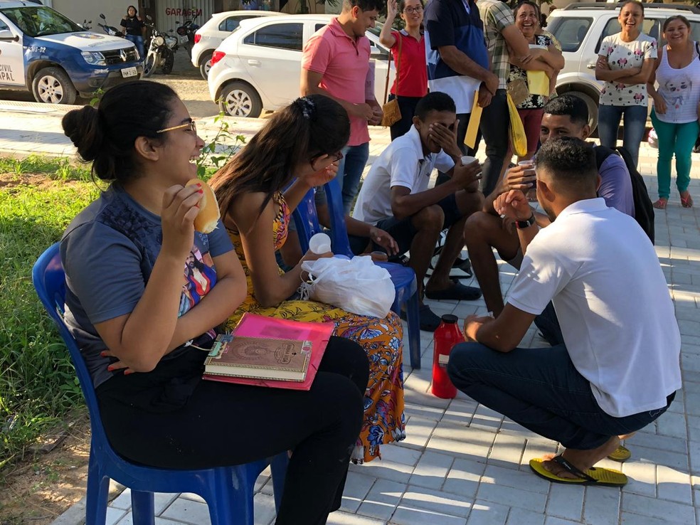 Candidatos tomaram café da manhã na fila para garantir o lugar na seleção no Ceará — Foto: Mateus Ferreira/SVM
