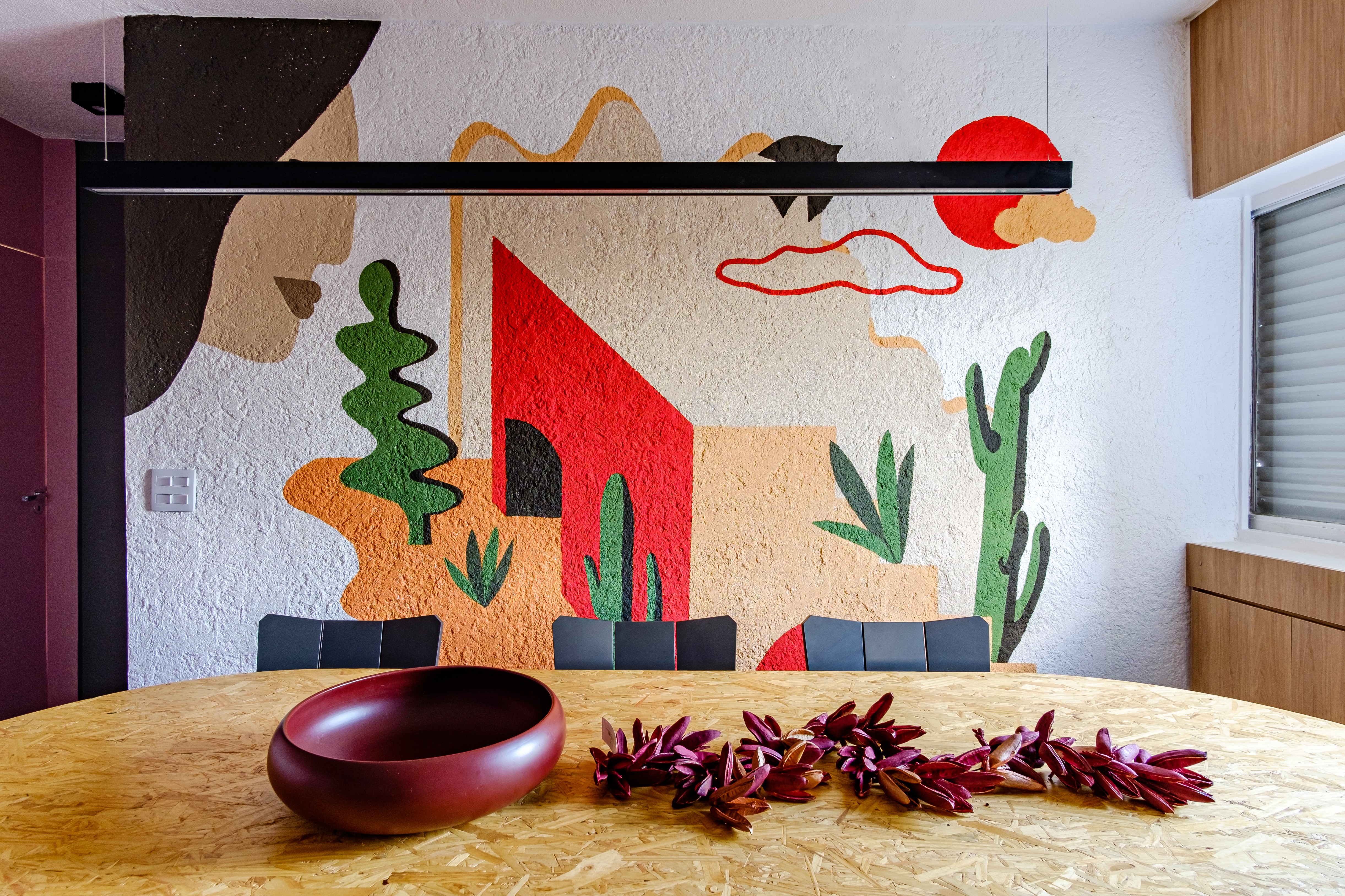 Décor do dia: sala de jantar com mural colorido na parede (Foto: Gabriel Robin)
