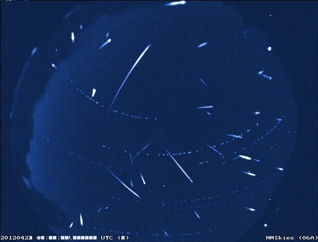 Composição de meteoros Lirídeos e outros objetos no céu do Novo México, nos EUA, em 2012 (Foto: NASA/MSFC/Danielle Moser)