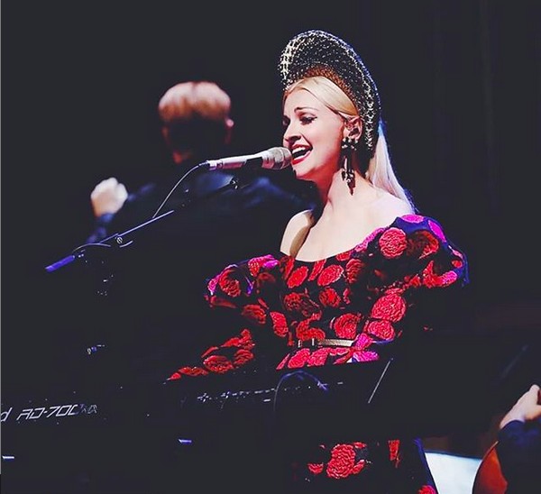 A cantora australiana Kate Miller-Heidke durante um show (Foto: Instagram)