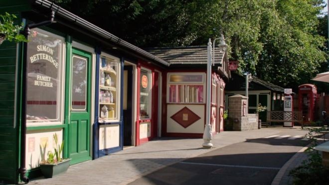 A 'rua sensorial' conta com um açougue, uma casa de chá e uma agência dos correios (Foto: Reprodução/BBC)
