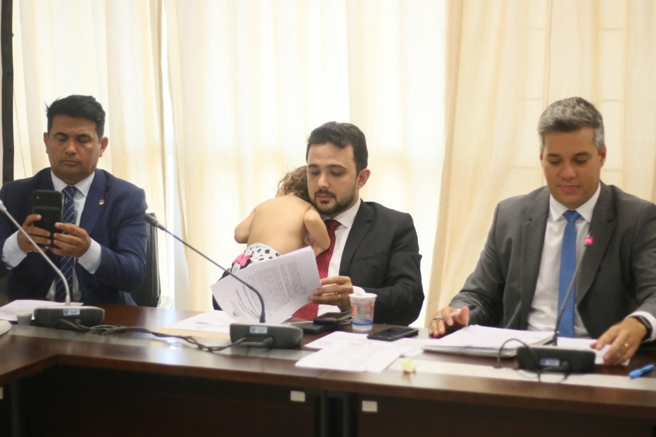 Deputado estadual do Maranhão, Yglésio participa de reunião com filha bebê no colo e viraliza (Foto: Arquivo pessoal)