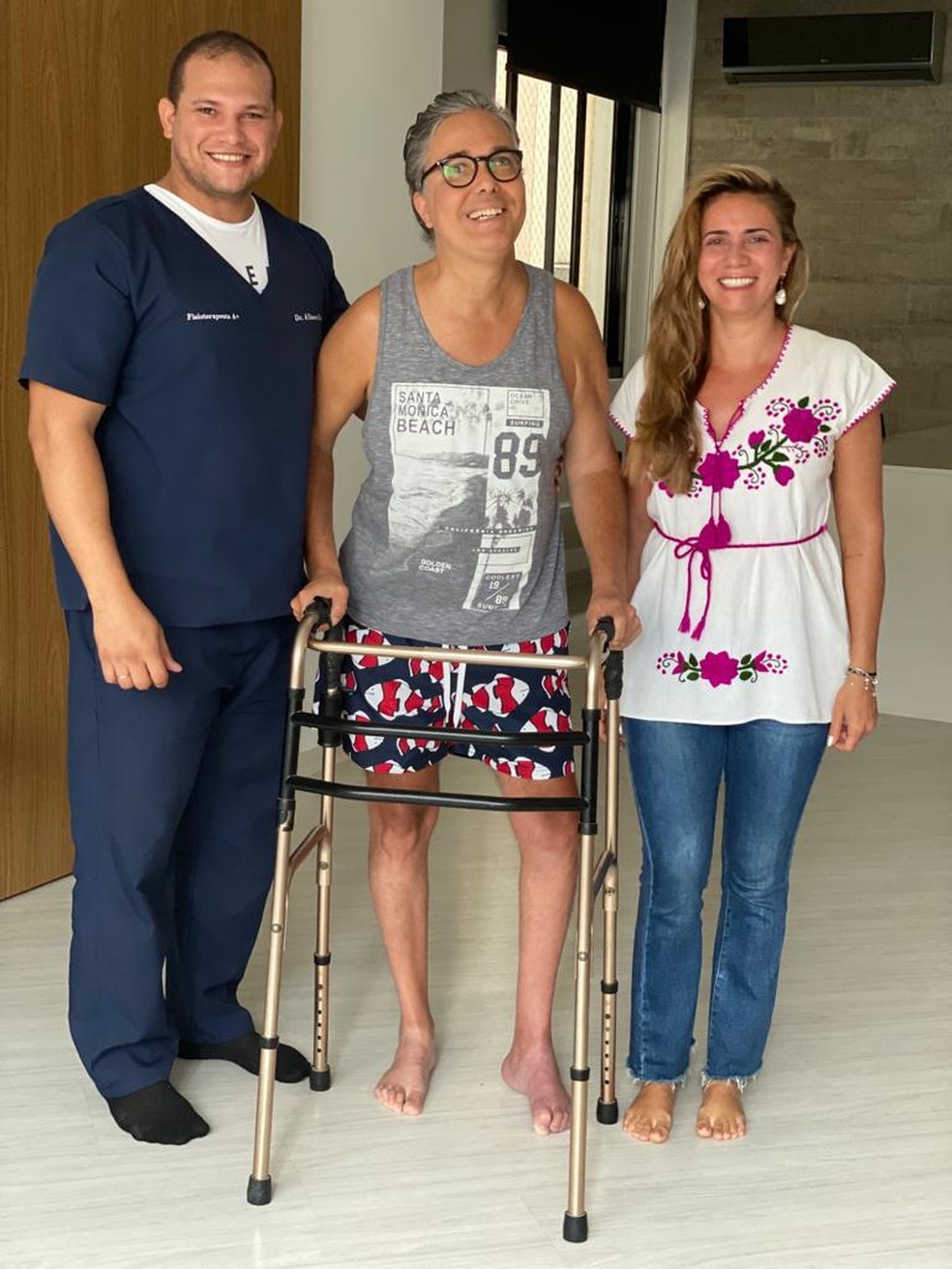 Flávio Silvino com o fisioterapeuta Alisson Neri e a fonoaudióloga Aline Nardelli — Foto: Arquivo pessoal