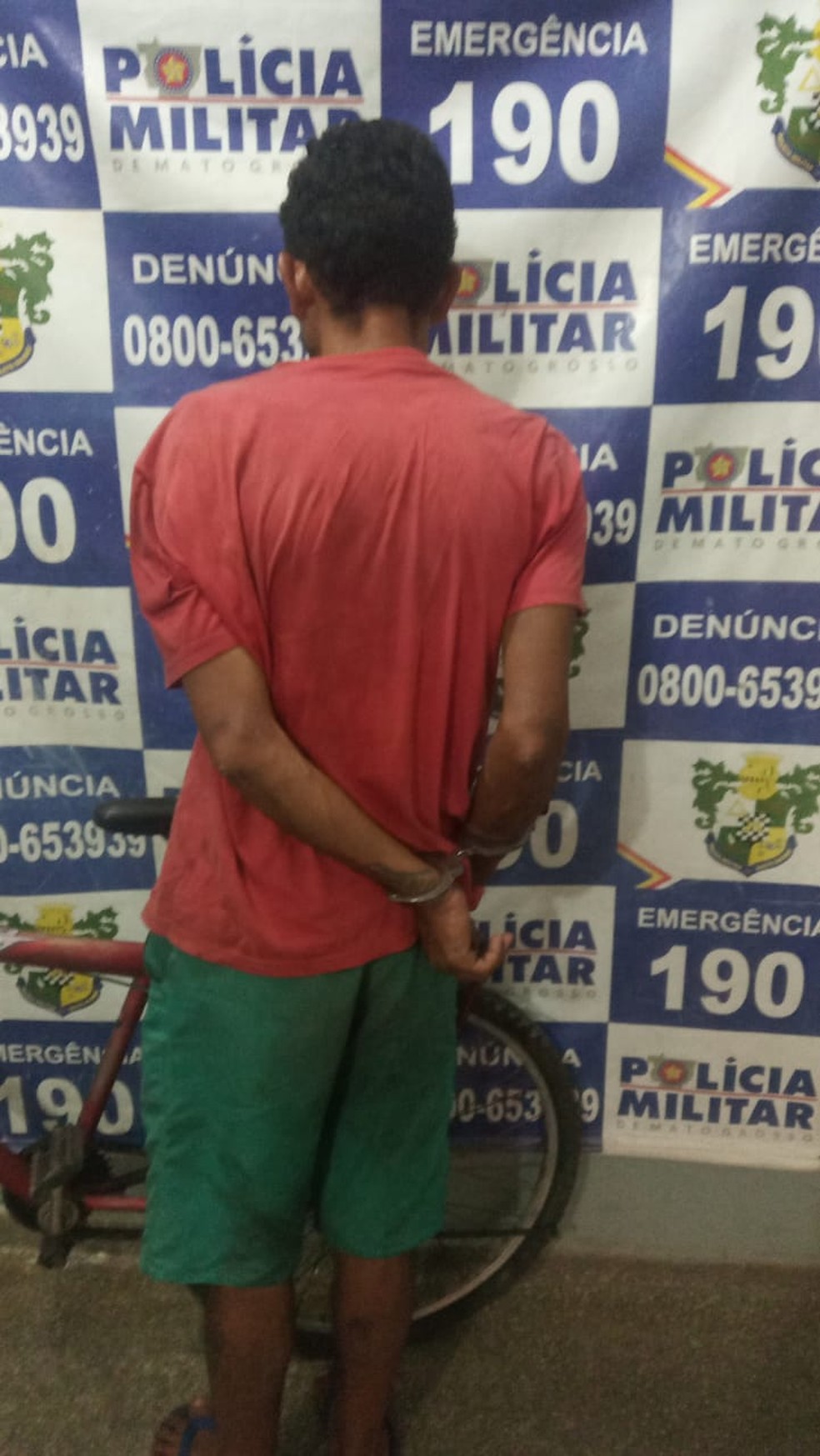 Homem foi preso por furtar sete ursos de pelúcia e bicicleta em loja em Rondonópolis — Foto: Polícia Militar de Mato Grosso/Assessoria