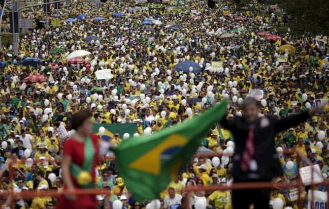 Manifestação contra o impeachment de Dilma (Foto: Ueslei Marcelino / Reuters)