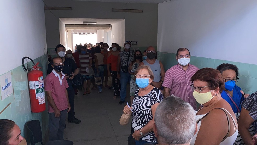 Pacientes lotam centro clínico em busca de ficha para receber insulina — Foto: Kleber Teixeira/Inter TV Cabugi