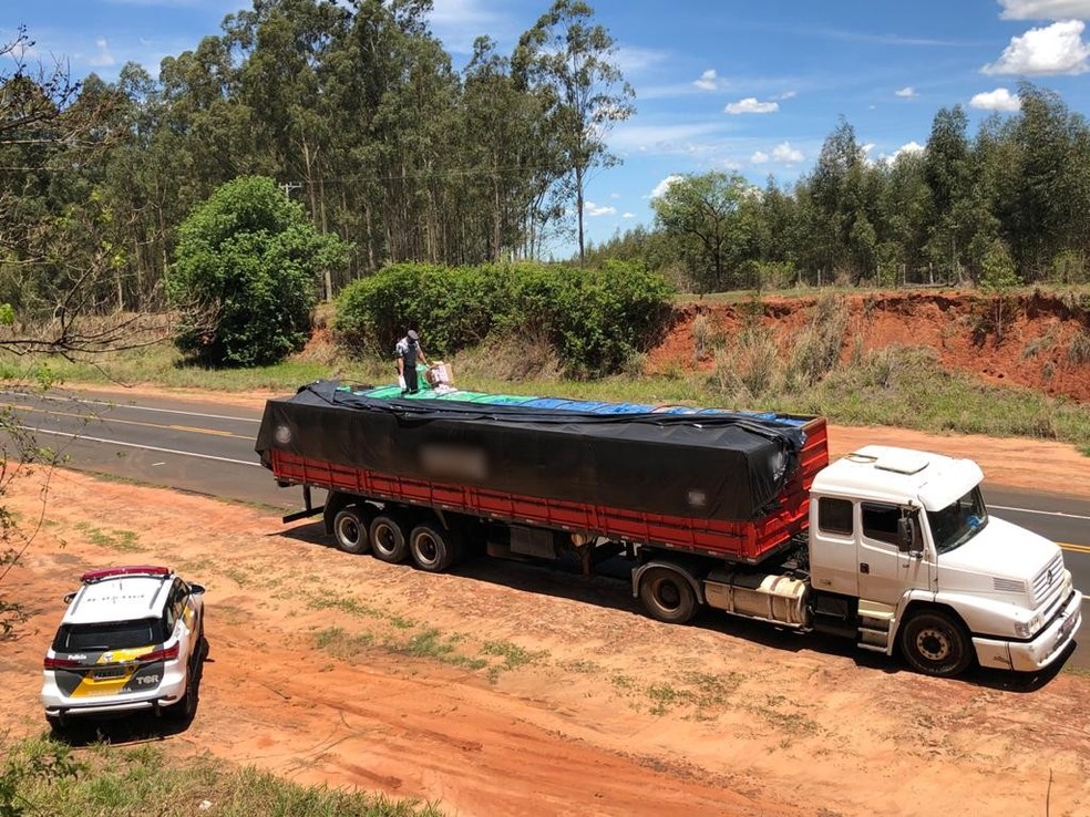 Caminhão foi abandonado pelo motorista no acostamento da SP-333, em Pongaí — Foto: Polícia Rodoviária/Divulgação