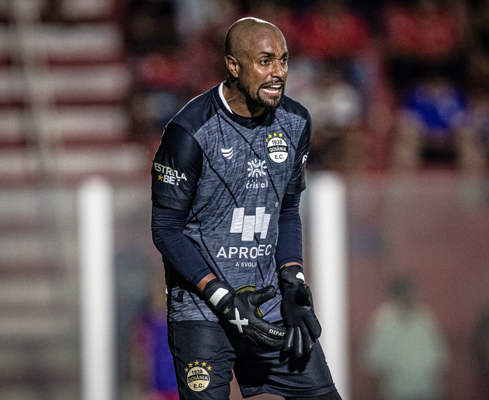 Ap&Atilde;&sup3;s primeira vit&Atilde;&sup3;ria, goleiro L&Atilde;&ordm;cio espera triunfo do Goi&Atilde;&cent;nia fora de casa  | goi&Atilde;&cent;nia | ge