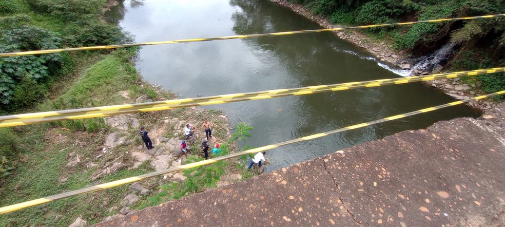 Familiares de Paulo Marcelino dos Santos fazem buscas por conta própria no Rio Piracicaba, em Santa Bárbara — Foto: Cláudio Mariano/ Santa Bárbara em Foco
