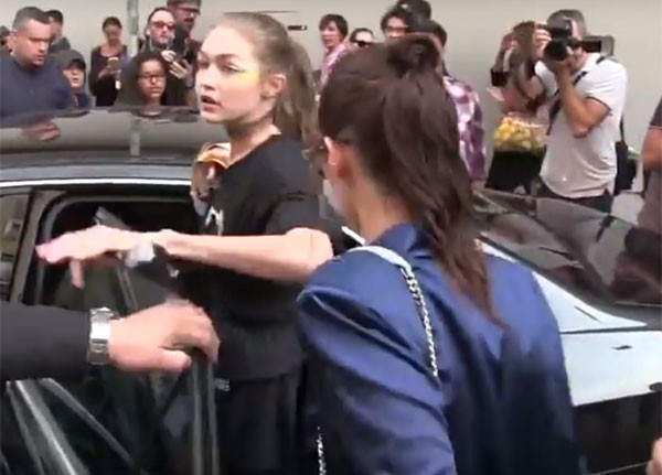 Gigi Hadid na saída do desfile de Milão (Foto: Reprodução Youtube)
