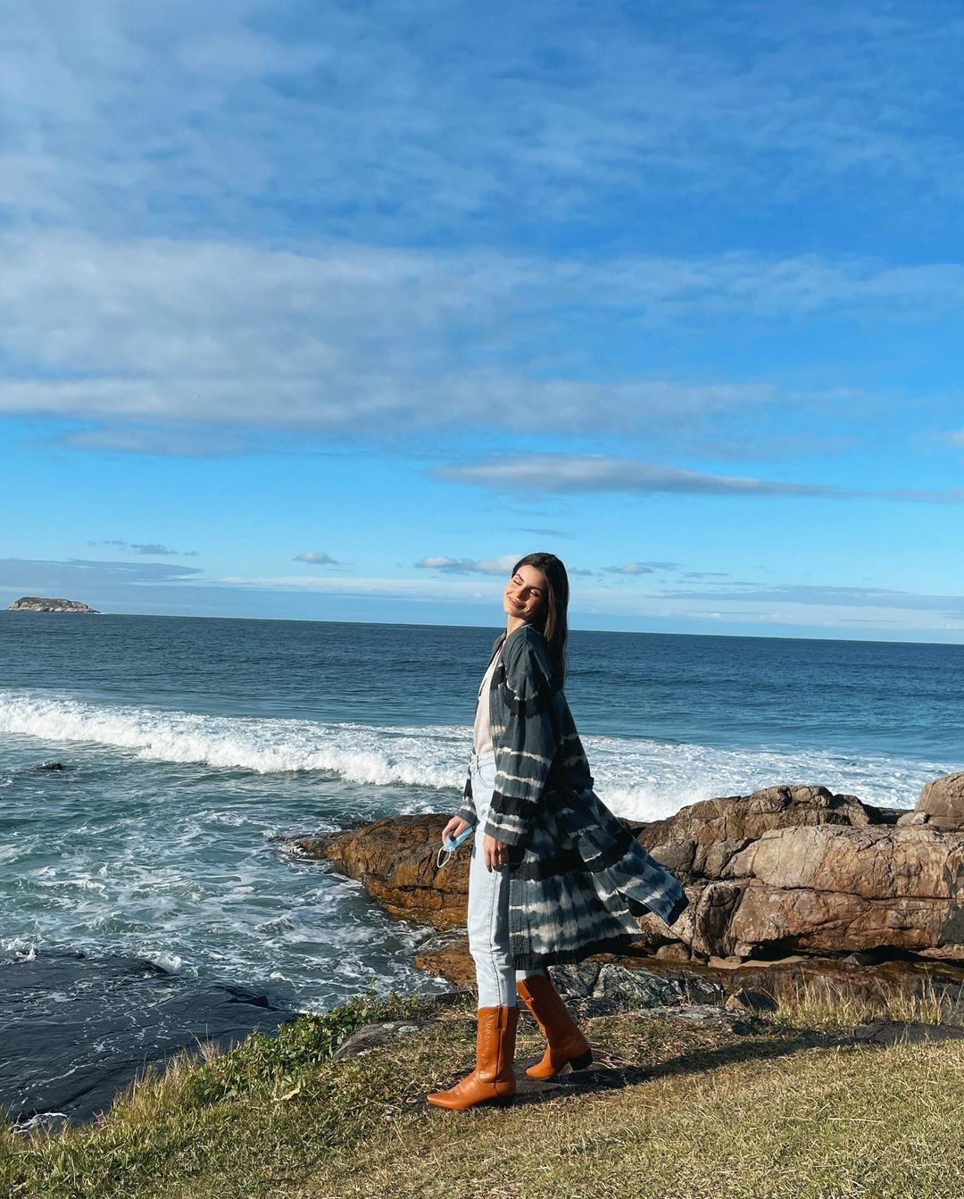 Camila  Queiroz aproveita dias em Florianópolis (Foto: Reprodução/Instagram)