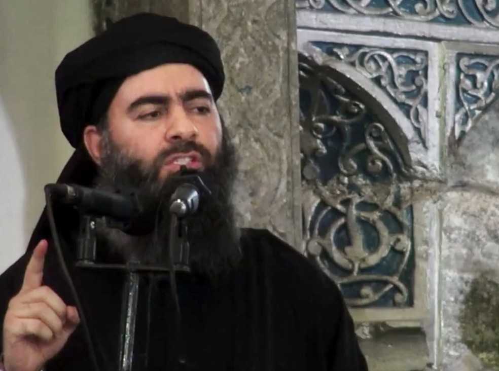 Líder do Estado Islâmico, Abu Bakr al-Baghdadi, em julho de 2014 — Foto: AP Photo/Militant video/Arquivo
