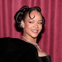 Rihanna com penteado escultural — Foto: Getty Images