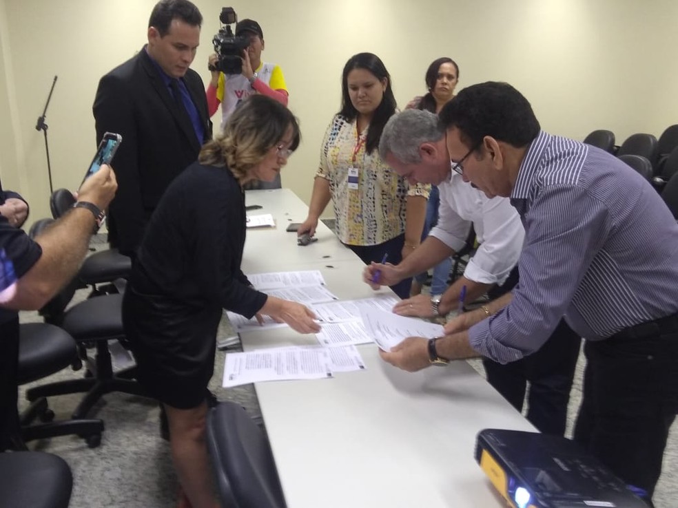 Assinatura do TAC que garante aplicação R$ 205 mil na saúde pública de Santarém — Foto: Gustavo Campos/G1