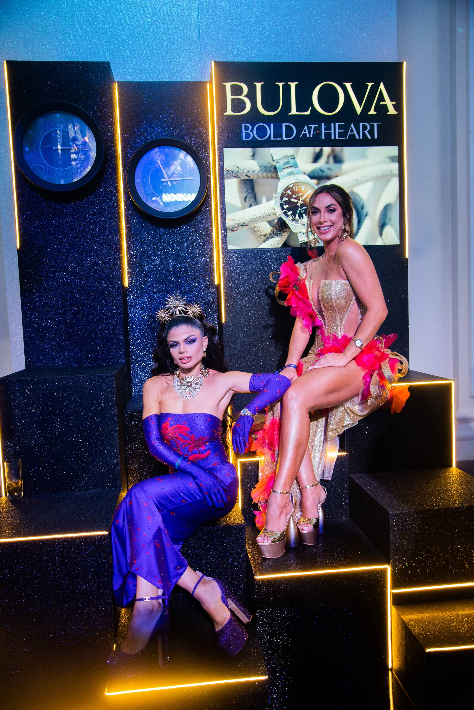 Isabele Temoteo e Nicole Bahls posam com modelos de relógios Bulova