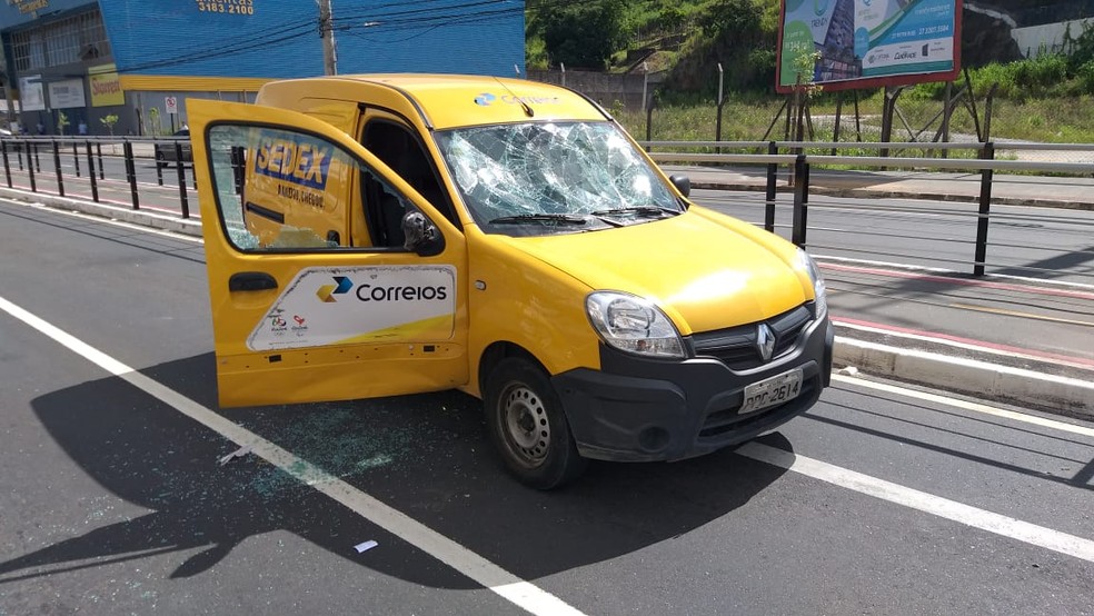 Carro dos Correios foi danificado durante a confusão — Foto: Reprodução/TV Gazeta