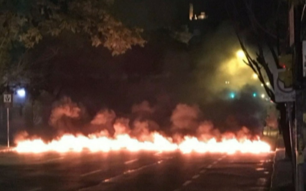 Manifestantes colocaram fogo na Rua Sarmento Leite, em Porto Alegre (Foto: Reprodução/EPTC)