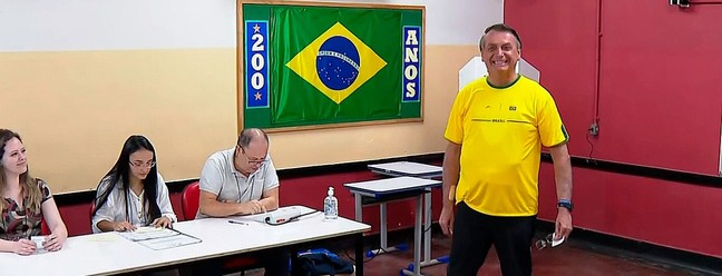 Bolsonaro vota em zona eleitoral na Vila Militar  — Foto: Reprodução 