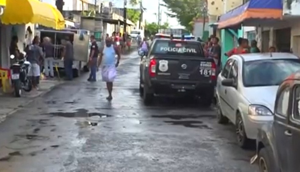 Homem é morto a tiros no bairro de Itapuã — Foto: Reprodução/TV Bahia
