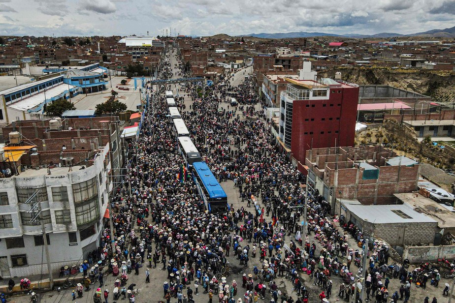 Pessoas se despedem de manifestantes enquanto partem para Lima para protestar contra o governo da presidente Dina Boluarte na cidade de Ilave, Puno, Sul do Peru