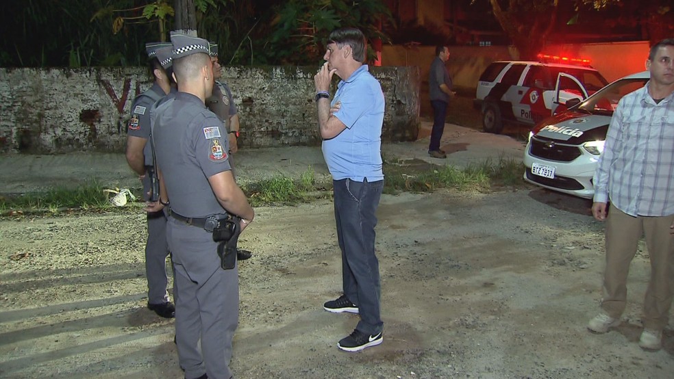 Bolsonaro conversou com policiais militares do lado de fora do Forte dos Andradas, em Guarujá, SP — Foto: Hélio Oliveira/TV Tribuna
