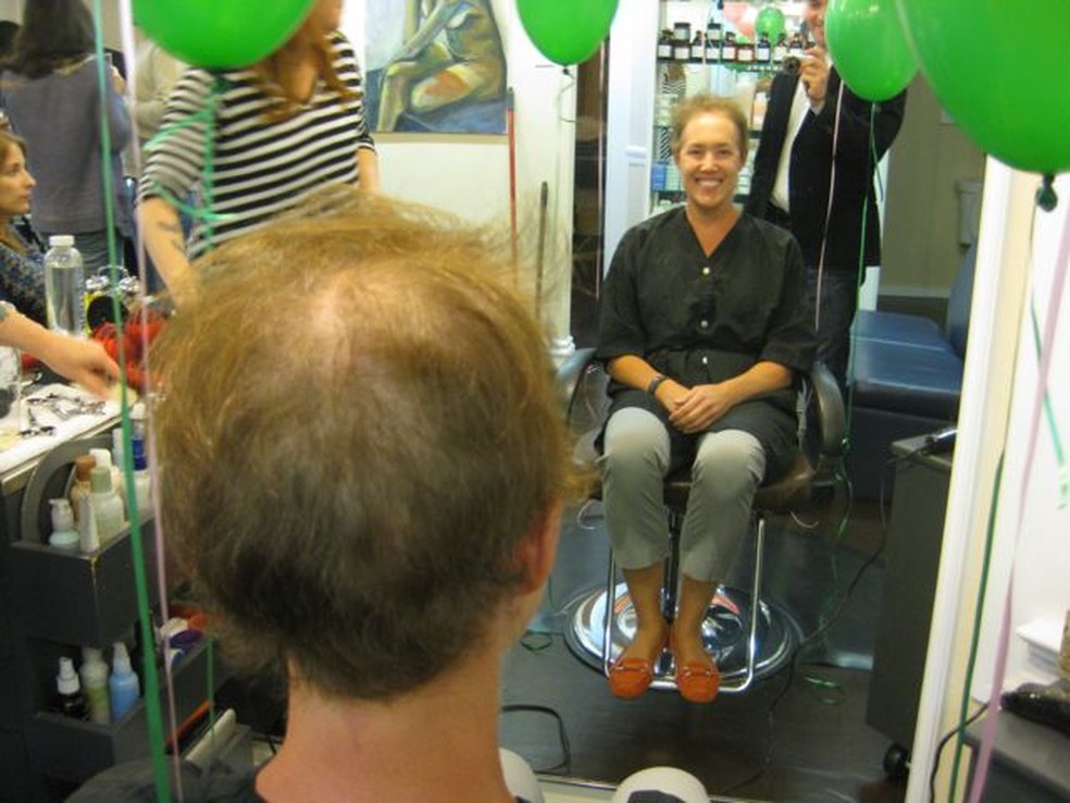 A queda gradual dos cabelos é uma das consequências da quimioterapia. Sarah McDonald pediu para ter a cabeça raspada quando a sua alopecia ficou muito evidente — Foto: SARAH MCDONALD/BBC