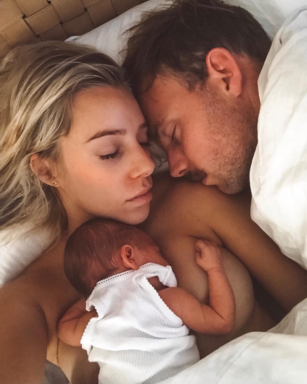 O casal com o filho recém-nascido (Foto: Reprodução Instagram)