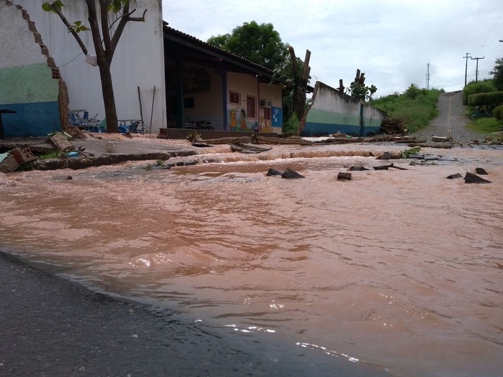 Creche e posto de saúde ficam alagados após fortes chuvas em Teresina  (Foto: Alan Garcia/TV Clube)