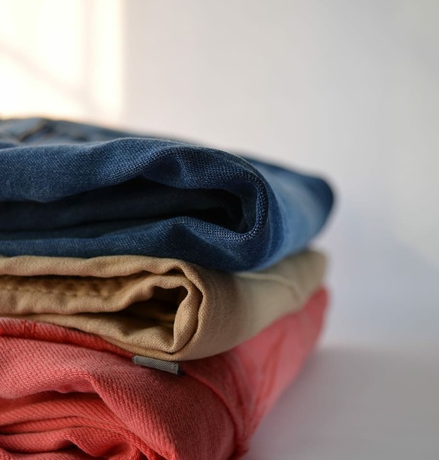 Para lavar roupas e peças feitas de algodão, é recomendado ativar sempre o modo de lavagem delicada na máquina (Foto: PxFuel/CreativeCommons)