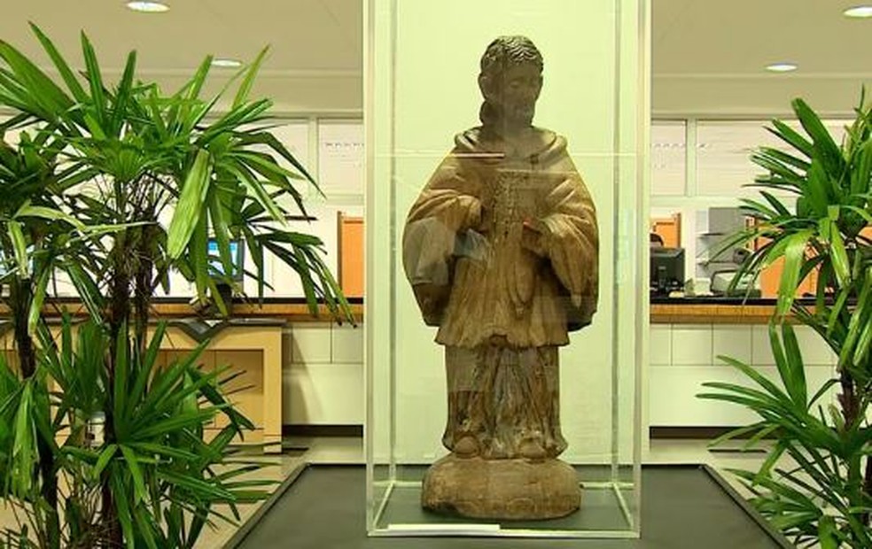  Estátua de madeira foi restaurada pelo Iphan e devolvida à cidade de onde foi roubada (Foto: Reprodução/RBS TV)