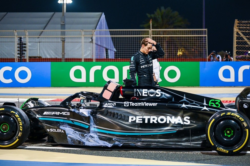 George Russell teve um problema hidráulico no W14 que atrapalhou o fim de seu segundo dia de testes no Bahrein — Foto: Reprodução