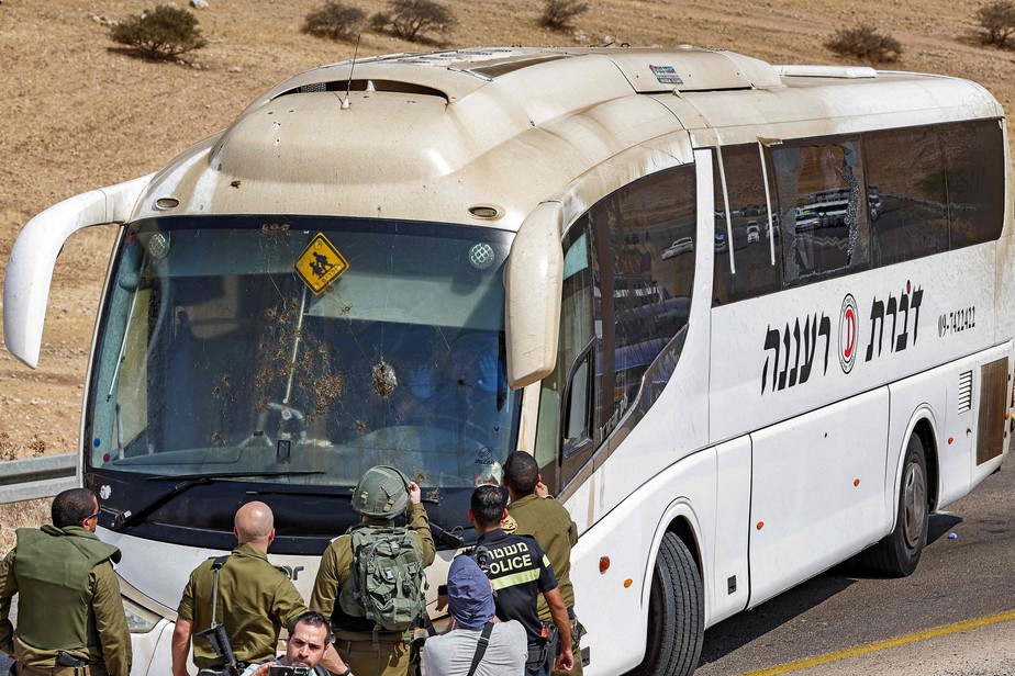 Membros das forças de segurança israelenses inspecionam o local do ataque.